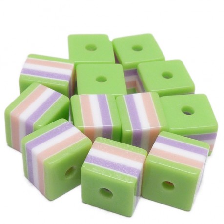 12ks Kostka plastová 8x8mm zelená s barevným mixem 12ks Kostka plastová 8x8mm zelená s barevným mixem