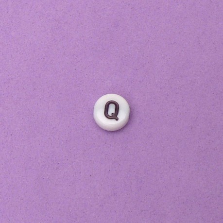 1 ks Korálek s písmeny Q - černá písmena na bílém podkladu 7 x 3 mm
